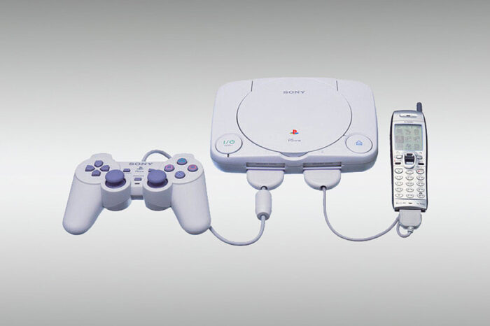 Hace 24 añles lles japoneses vivian en el futuro: conectaban el movil a la PlayStation para navegar por Internet